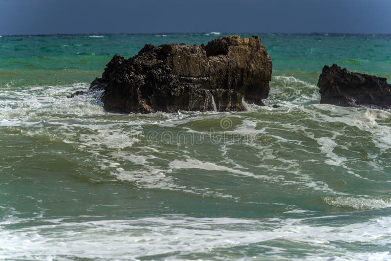 Rochers dans la mer et vagues images stock