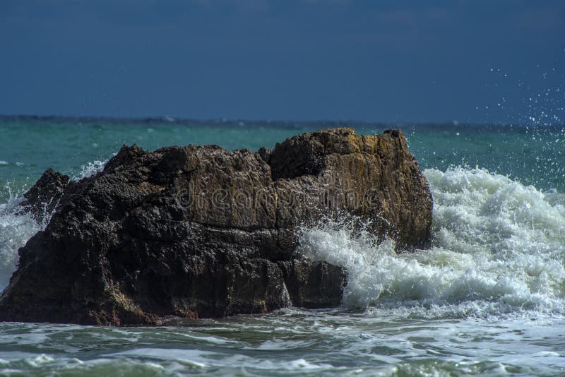 Rochers dans la mer et vagues photo libre de droits