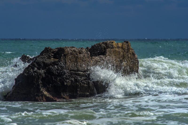 Rochers dans la mer et vagues image stock
