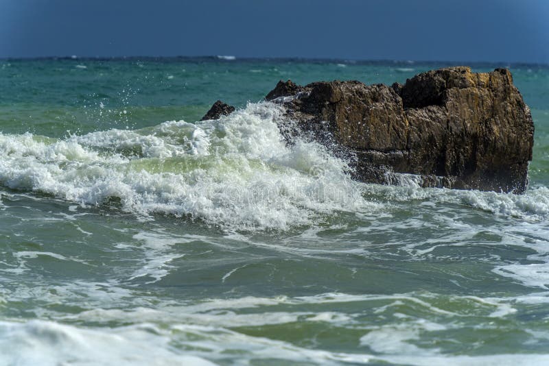 Rochers dans la mer et vagues photos stock