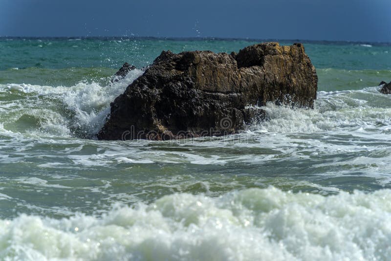 Rochers dans la mer et vagues photo libre de droits