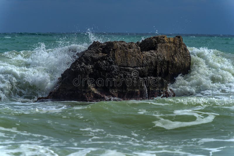 Rochers dans la mer et vagues photographie stock libre de droits