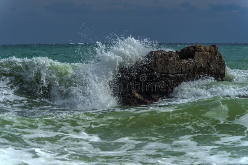 Rochers dans la mer et vagues photographie stock libre de droits