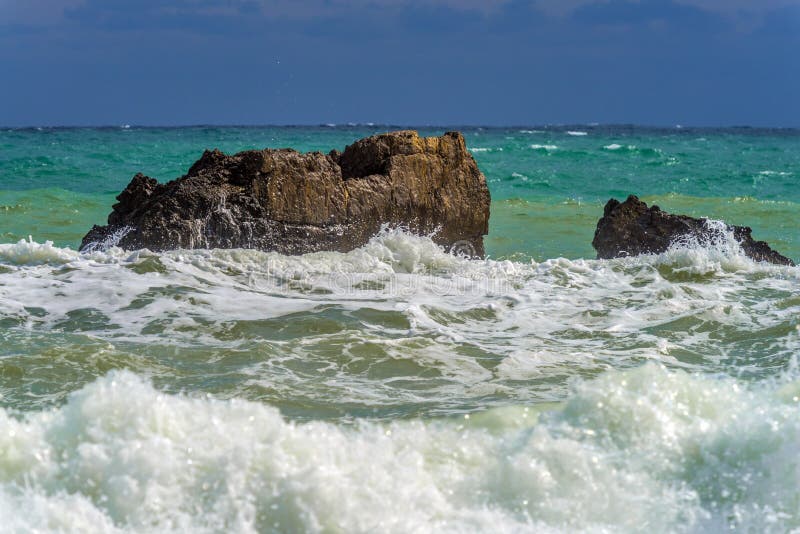 Rochers dans la mer et vagues photo stock