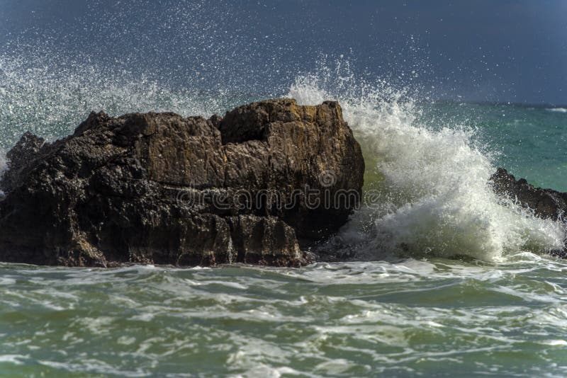 Rochers dans la mer et vagues image libre de droits