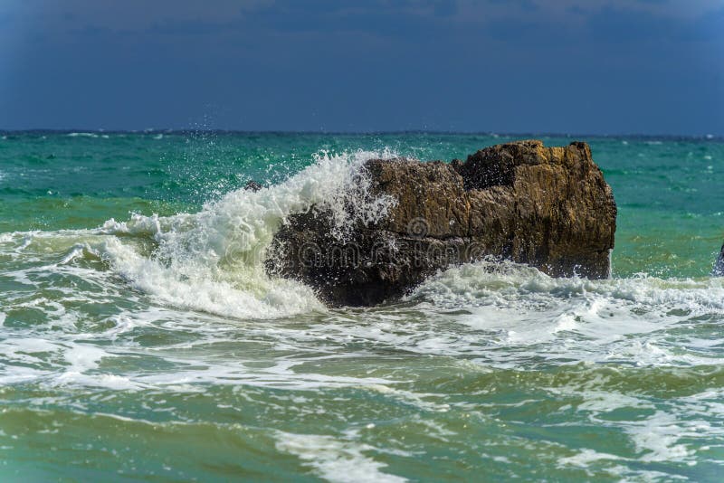 Rochers dans la mer et vagues photo libre de droits