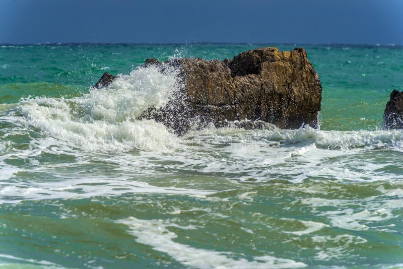 Rochers dans la mer et vagues photos libres de droits