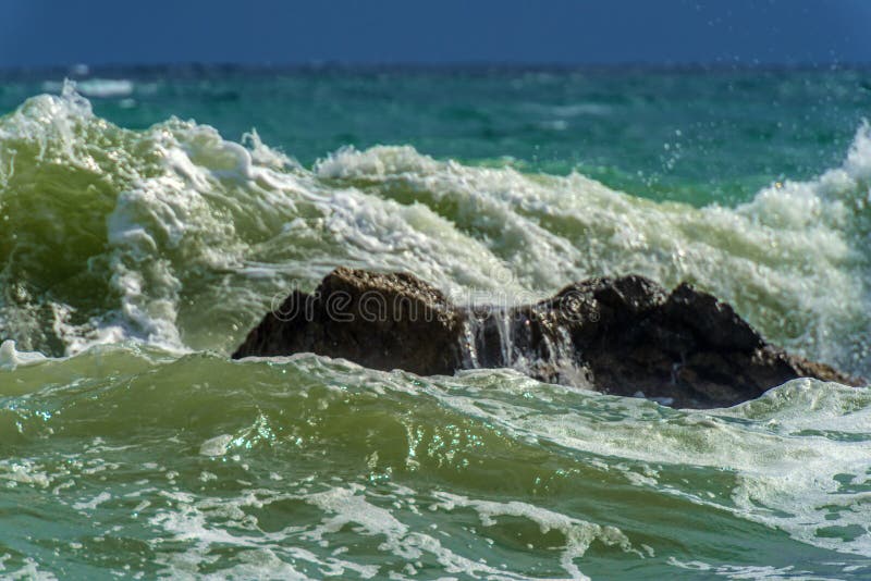 Rochers dans la mer et vagues photographie stock libre de droits