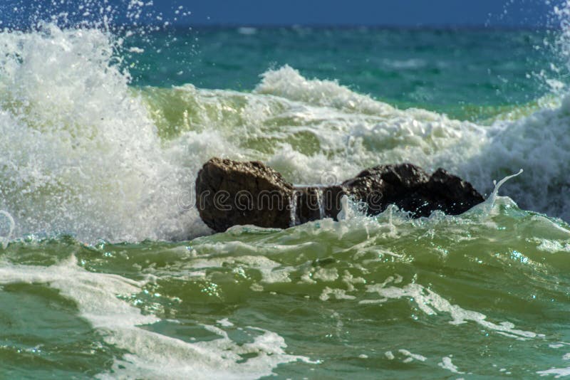 Rochers dans la mer et vagues photos libres de droits