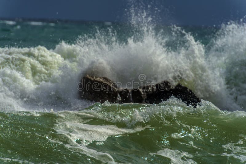 Rochers dans la mer et vagues photographie stock libre de droits