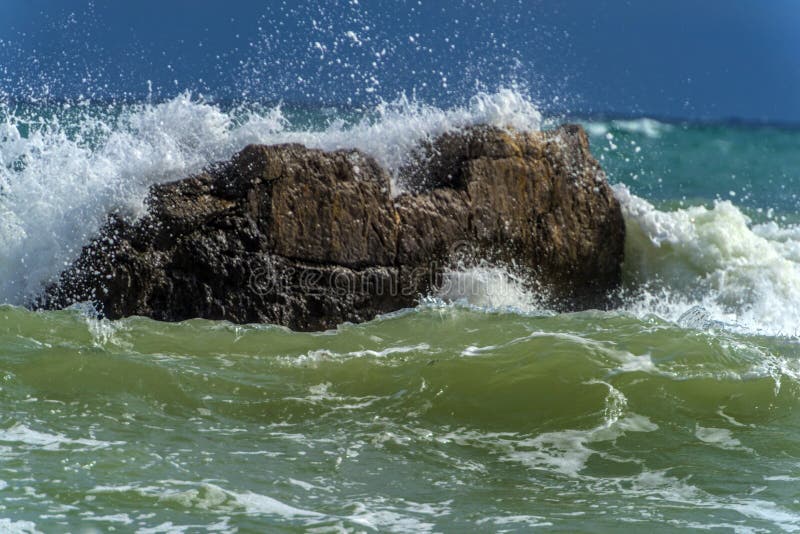 Rochers dans la mer et vagues photo stock
