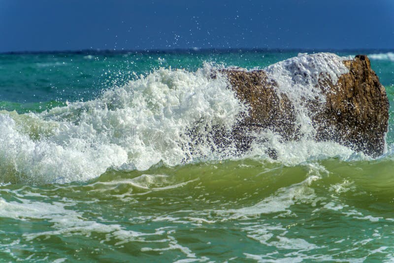 Rochers dans la mer et vagues photos stock