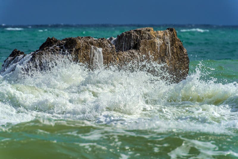 Rochers dans la mer et vagues image stock