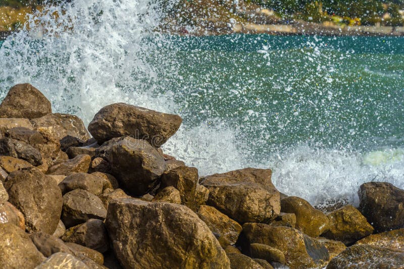 Rochers dans la mer et vagues photos libres de droits