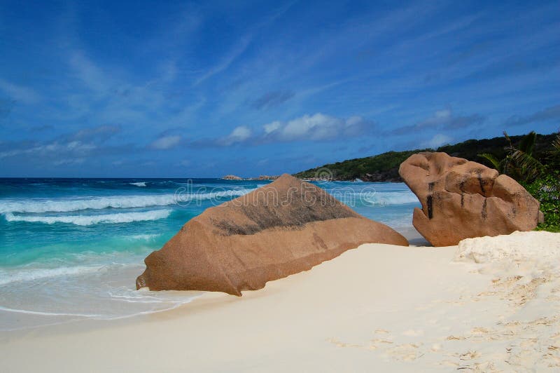 Rochers de plage tropicaux photo stock. Image du plage 7187404
