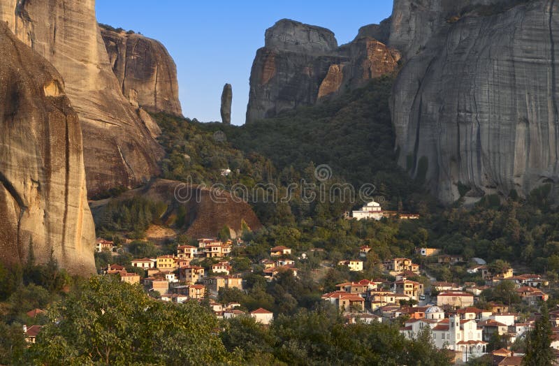 Roches de Meteora et village de Kastraki en Grèce photos libres de droits Roches de Meteora et village de Kastraki en Grèce photos libres de droits