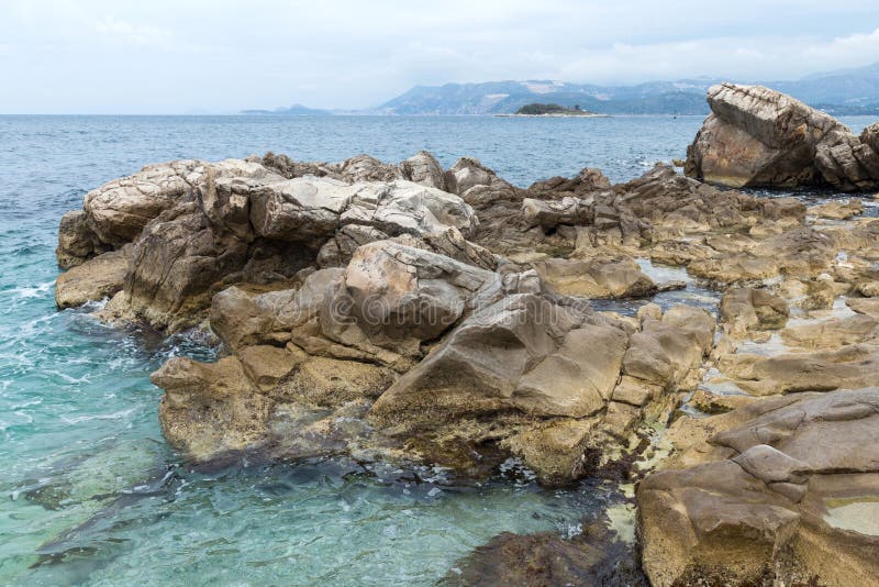 Roches sur le rivage à Cavtat, Dubrovnik photo libre de droits Roches sur le rivage à Cavtat, Dubrovnik photo libre de droits