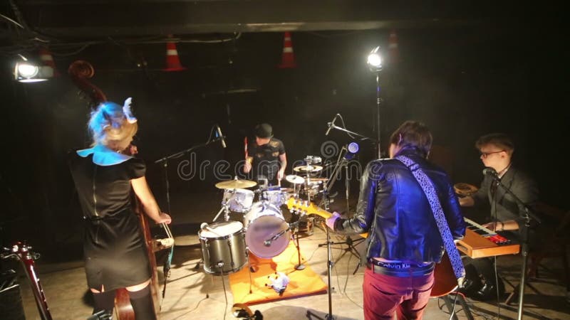 Rock band de quatre membres travaillent en studio avec banque de vidéos