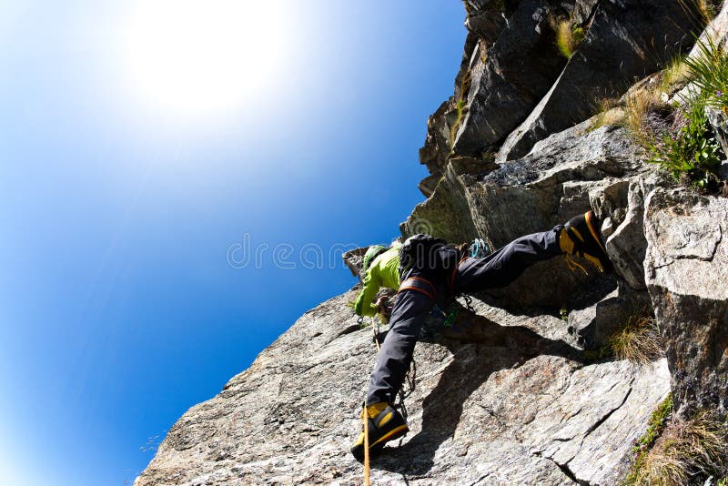 La roca alpinista sobre el empinado muro.