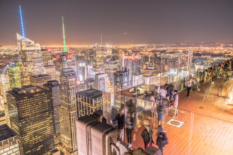 Rockefeller Center Observation Deck der Menschen und der Nachtblick lizenzfreies stockfoto Rockefeller Center Observation Deck der Menschen und der Nachtblick lizenzfreies stockfoto