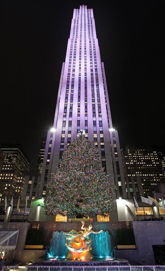 Rockefeller centra a pista de patinagem e a árvore de Natal na noite New York, EUA imagens de stock Rockefeller centra a pista de patinagem e a árvore de Natal na noite New York, EUA imagens de stock
