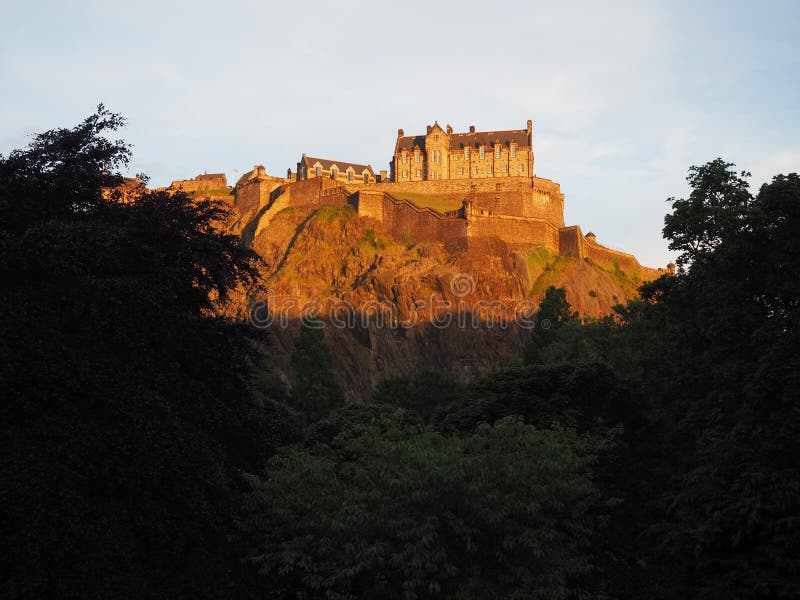 rockera den edinburgh solnedgången arkivfoto rockera den edinburgh solnedgången arkivfoto
