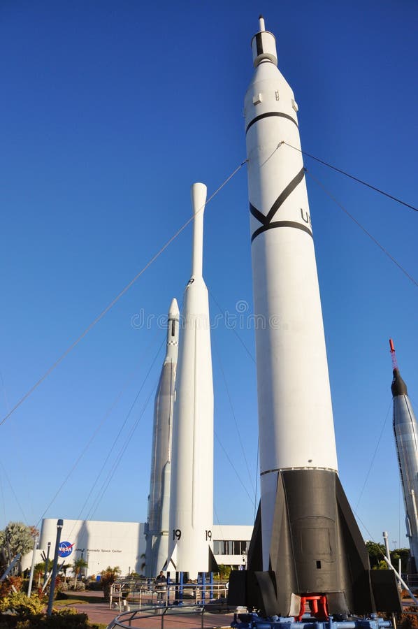 Rocket adiantado no Centro Espacial Kennedy imagem de stock Rocket adiantado no Centro Espacial Kennedy imagem de stock