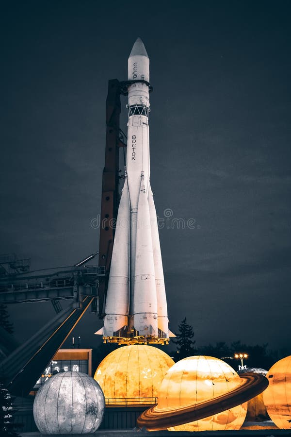 Rocket Vostok no parque ao lado da exposi??o dos planetas em tons cinzentos fotografia de stock royalty free Rocket Vostok no parque ao lado da exposi??o dos planetas em tons cinzentos fotografia de stock royalty free