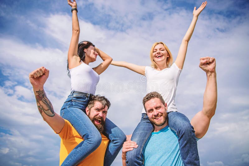Rockfestival Voel vrijheid Het vrolijke paren dansen Vrienden die het openluchtfestival van de pretzomer hebben Mannen en vrouwen royalty-vrije stock afbeeldingen Rockfestival Voel vrijheid Het vrolijke paren dansen Vrienden die het openluchtfestival van de pretzomer hebben Mannen en vrouwen royalty-vrije stock afbeeldingen