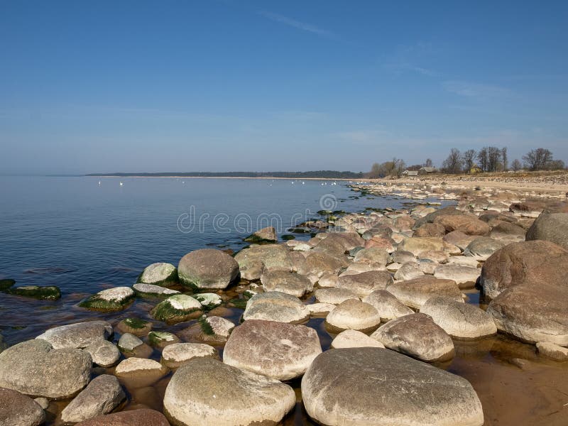 Rockor och strand på fredliga havsstränder royaltyfri fotografi Rockor och strand på fredliga havsstränder royaltyfri fotografi