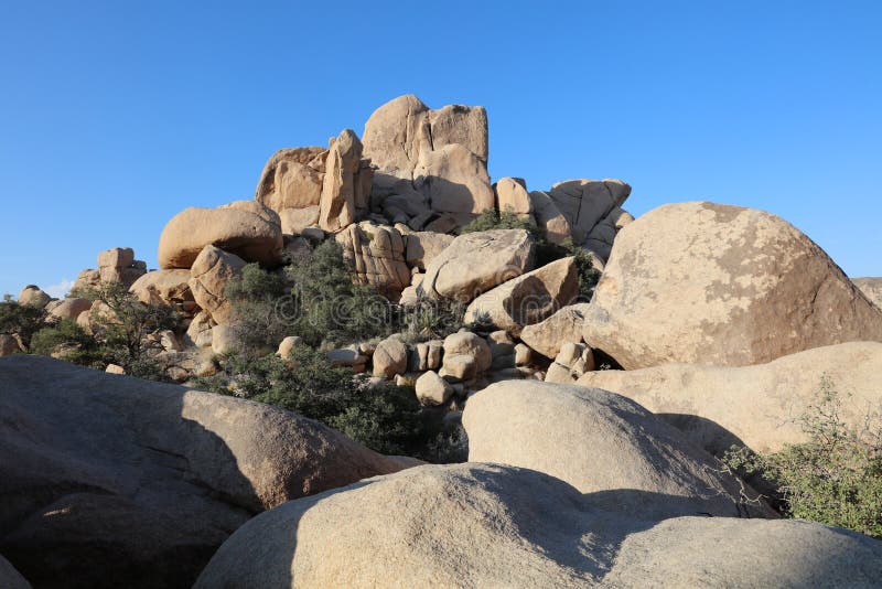 Rockowa formacja przy Chowanym Dolinnym śladem w Joshua drzewa parku narodowym california obrazy royalty free Rockowa formacja przy Chowanym Dolinnym śladem w Joshua drzewa parku narodowym california obrazy royalty free