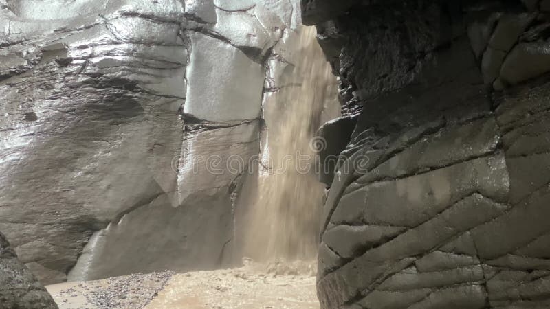 Rocky canyon in het centrum van Kamchatka Stromen vuil water vallen naar beneden