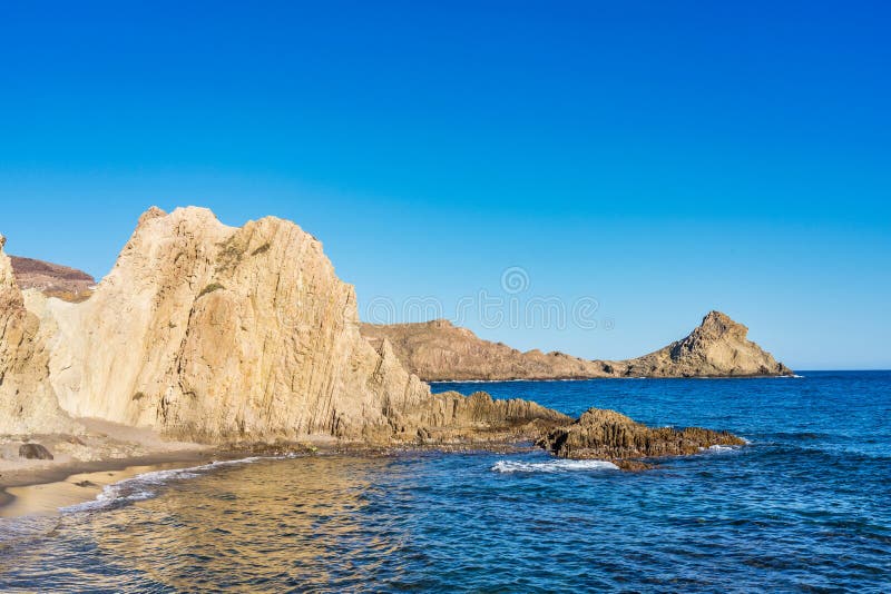 Rocky Coast di Cabo de Gata Nijar Park, Almeria, Spagna fotografie stock libere da diritti Rocky Coast di Cabo de Gata Nijar Park, Almeria, Spagna fotografie stock libere da diritti
