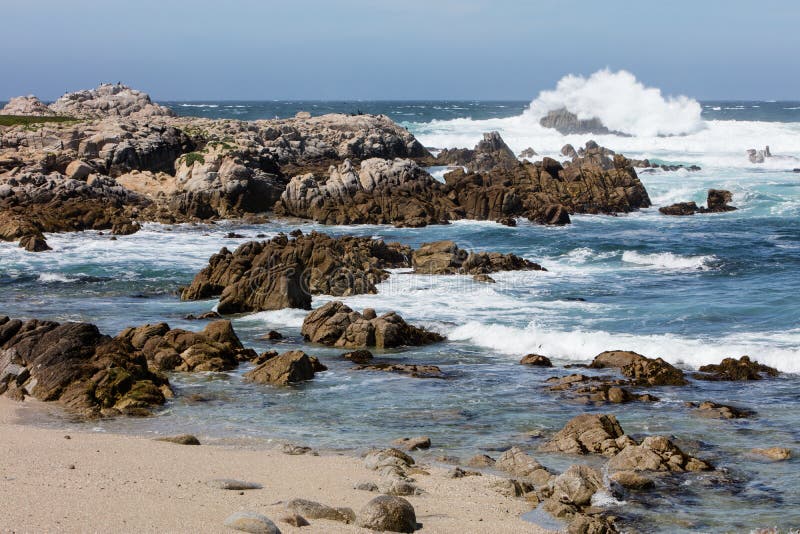 Rocky Coastline na baía de Monterey, Califórnia fotografia de stock royalty free Rocky Coastline na baía de Monterey, Califórnia fotografia de stock royalty free