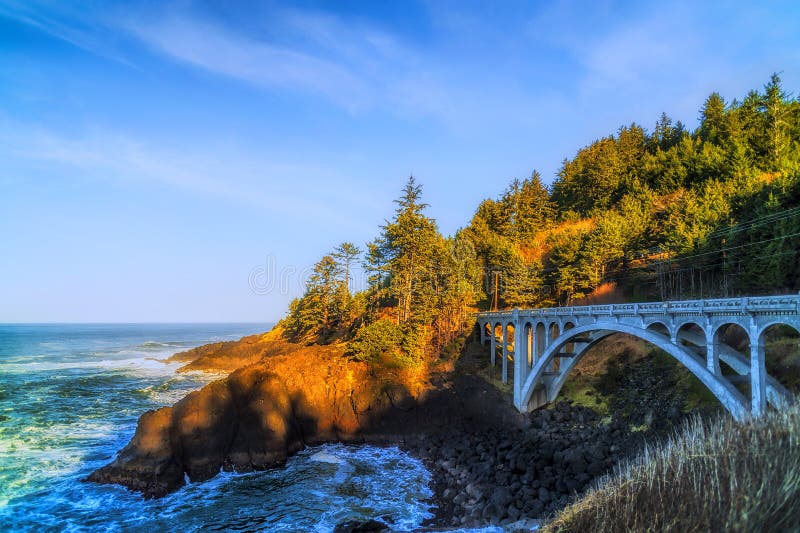 Rocky Creek Bridge en la costa de Oregon foto de archivo libre de regalías Rocky Creek Bridge en la costa de Oregon foto de archivo libre de regalías