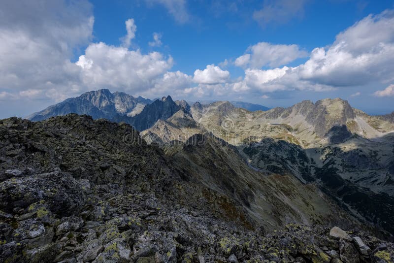 Skalnaté turistické chodníky v Západných Karpatoch na slovensku. jasný letný deň na turistiku a dobrodružstvo