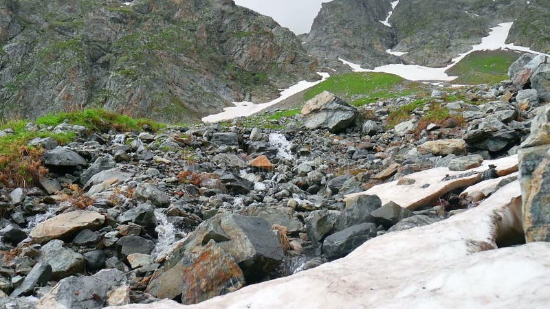 Rocky Landscape med strömmen i höga snöig berg Kavkaz region