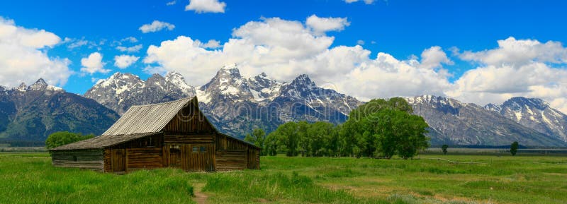 Rocky Mountain Barn foto de stock royalty free Rocky Mountain Barn foto de stock royalty free