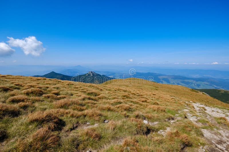 Skalnaté vrcholky hor s turistickými stezkami na podzim ve slovenském Ta
