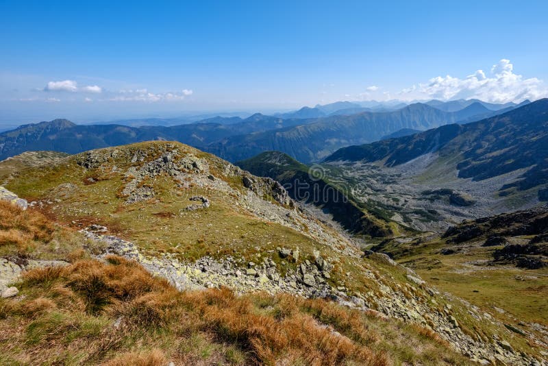 Skalnaté vrcholky hôr s turistickými chodníkmi na jeseň v slovenskom Ta