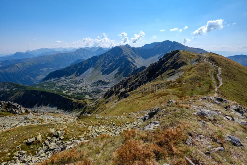 Skalnaté vrcholky hôr s turistickými chodníkmi na jeseň v slovenskom Ta