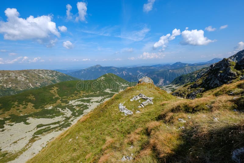 Skalnaté vrcholky hôr s turistickými chodníkmi na jeseň v slovenskom Ta