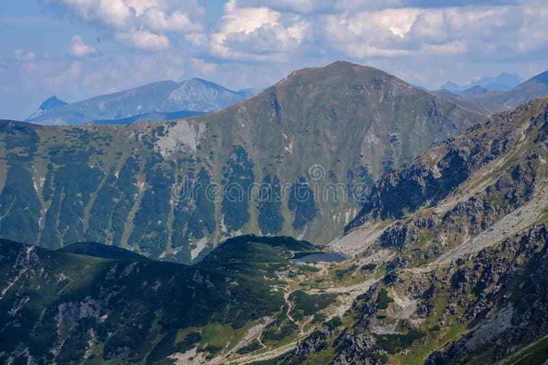 Skalnaté vrcholky hôr s turistickými chodníkmi na jeseň v slovenskom Ta