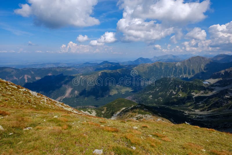 Skalnaté vrcholky hôr s turistickými chodníkmi na jeseň v slovenskom Ta