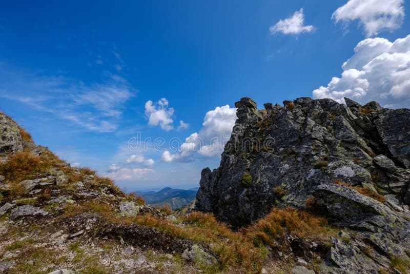 Skalnaté vrcholky hôr s turistickými chodníkmi na jeseň v slovenskom Ta