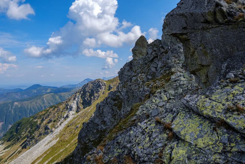 Skalnaté vrcholky hôr s turistickými chodníkmi na jeseň v slovenskom Ta