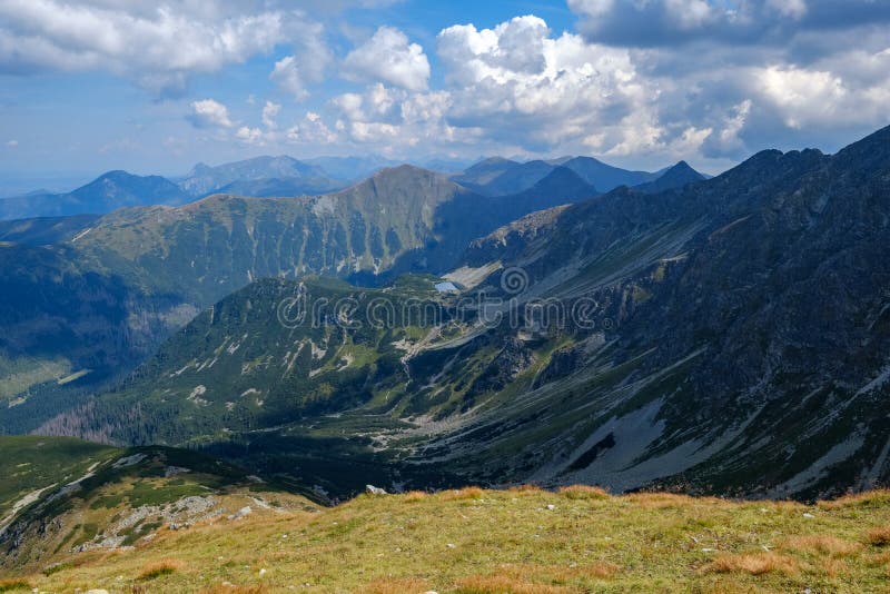 Skalnaté vrcholky hôr s turistickými chodníkmi na jeseň v slovenskom Ta