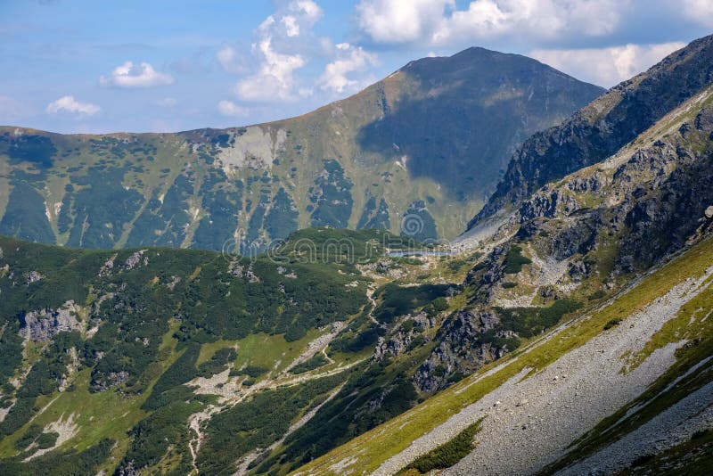 Skalnaté vrcholky hor s turistickými stezkami na podzim ve slovenském Ta