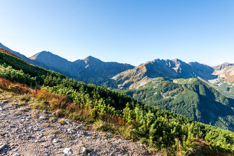 Skalnaté vrcholy hôr na slovensku na jeseň