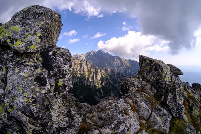 Skalnaté ostré vrcholky hor v Tatrách na Slovensku